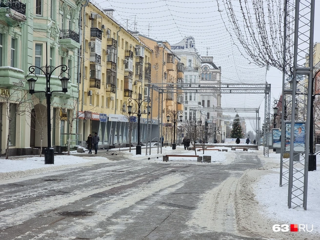 На улице Ленинградской в Самаре скамейки никому не мешают | Источник: Роман Данилкин / 63.RU
