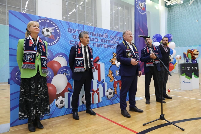 Слева направо: Ирина Волокитина, исполнительный директор Обуховского завода; Александр Коваленко; Михаил Подвязников; Борис Грумбков, генеральный директор АО «Издательский дом „Санкт-Петербургские ведомости“»; Максим Крычанов