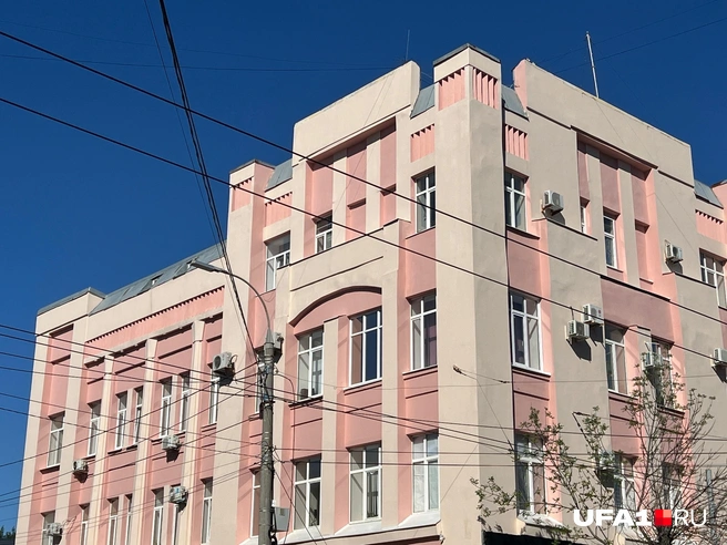 В этом нежно-розовом здании располагается военкомат | Источник: Андрей Бирюков / UFA1.RU