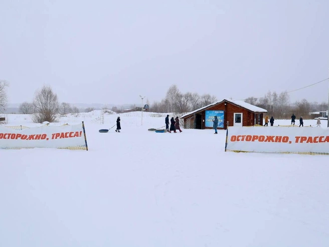Пункт проката тюбингов расположен между двумя спусковыми трассами. | Источник: Наталья Лапцевич 