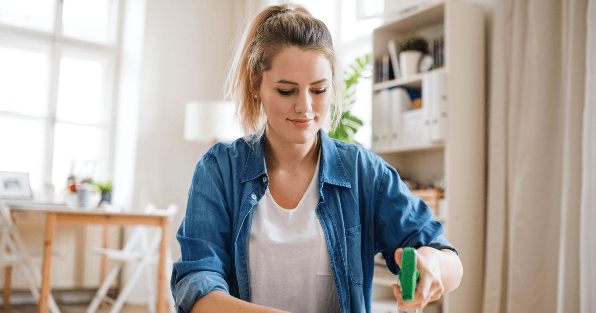 Покажи как женщина делает. Уборка стола. Женщина делает в доме. Cleaning Organism.