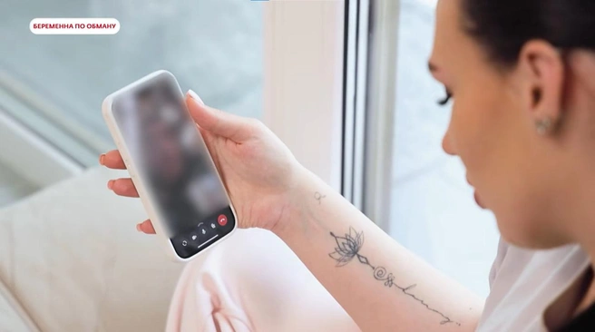 На протяжении всего выпуска девушка созванивалась с парнем | Источник: «Беременна по обману» / rutube.ru