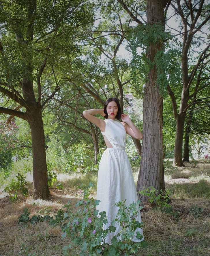 Фото №1 - Лесная нимфа: Тиффани Хсу в лаконичном белом платье из хлопка SIR The Label
