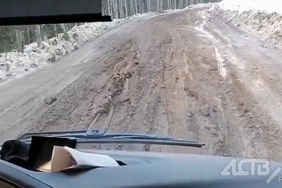 Автобус увяз в грязи на дороге к Лесному