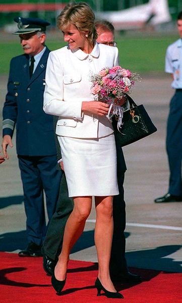 Принцесса Диана в костюме Versace и с любимой сумкой Dior во время визита в Аргентину, 1995 г.