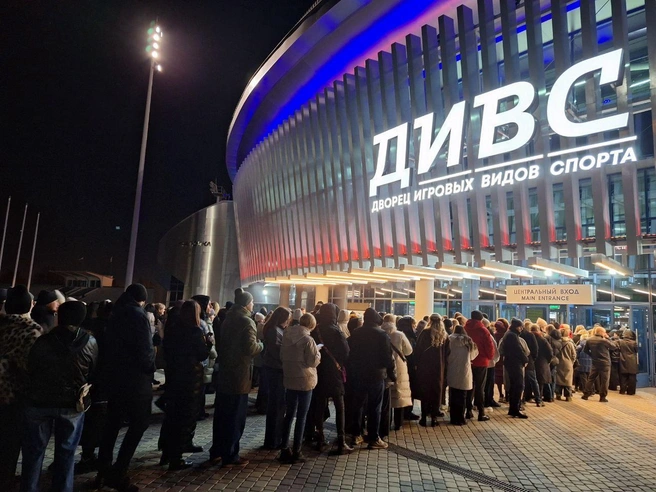 Очередь образовалась и снаружи здания | Источник: Дарья Костомина / E1.RU