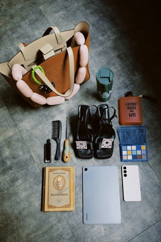 Что в сумке нашего продюсера: модные туфли, функциональные гаджеты и даже отвертка Что в сумке нашего продюсера: модные туфли, функциональные гаджеты и даже отвертка