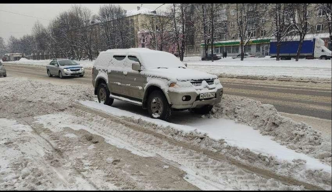 Брошенные автомобили мешают уборке снега в Новокузнецке | 142.ru