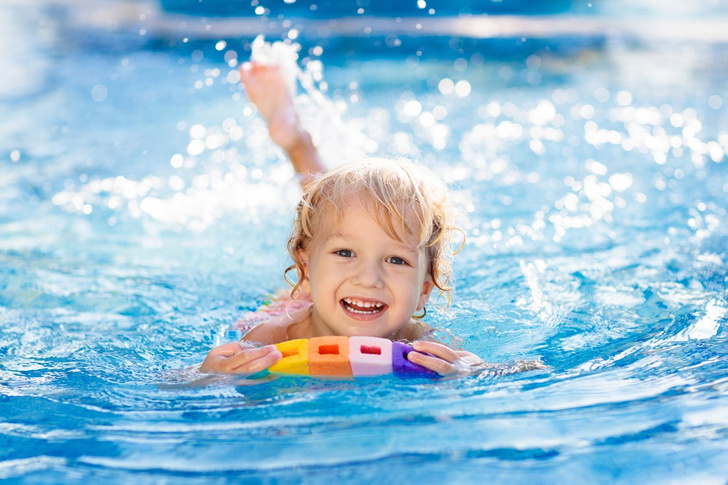 как научить ребёнка плавать с рождения