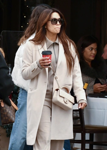 Вечная классика: Ева Лонгория вышла за кофе в бежевом total look | marieclaire.ru