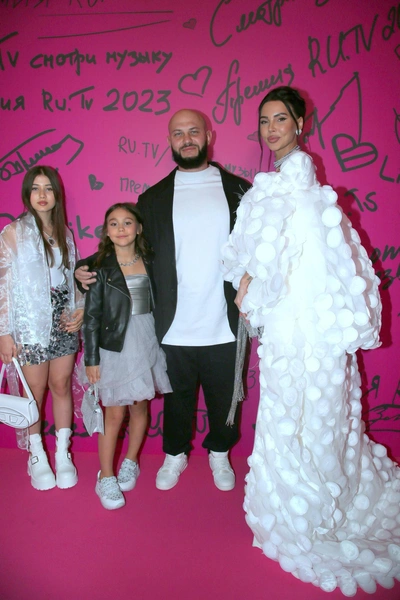 Джиган и Оксана Самойлова с дочками Ариелой и Леей | www.starhit.ru