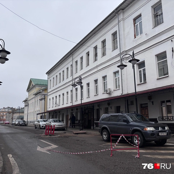 Примыкающий к Преображенскому Вознесенский переулок частично перекрыли | Источник: Анастасия Вязигина / 76.RU