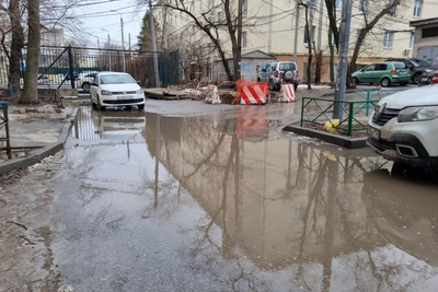 В центре Волгограда УК не может найти огромную лужу