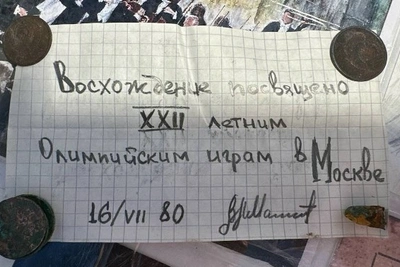 На пике Чехова туристы обнаружили капсулу времени из СССР