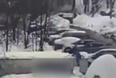 Двое детей провалились под крышу в Москве