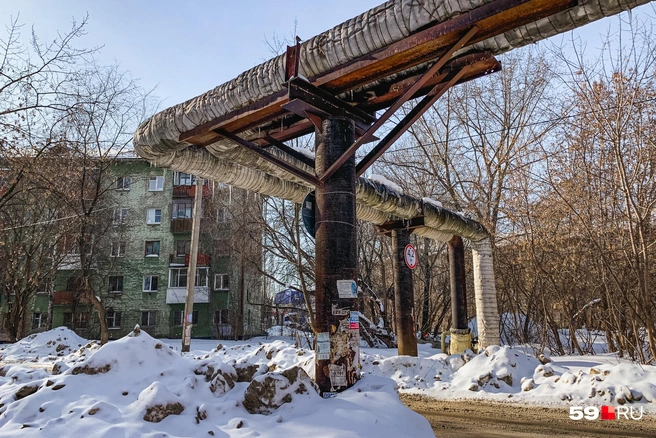 Дорога проходит вблизи изгибающихся труб | Источник: Тимофей Калмаков