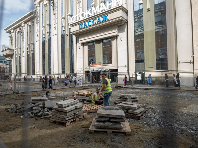 Рабочие находятся на месте и занимаются строительством | Источник: Кирилл Кушнов / E1.RU