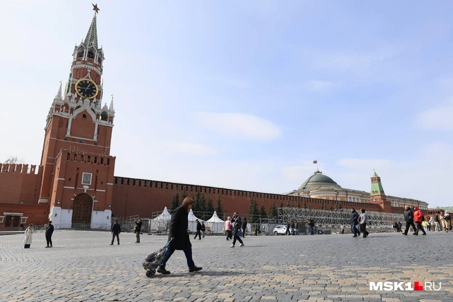 Туристы гуляют у стен | Источник: Артём Устюжанин / MSK1.RU