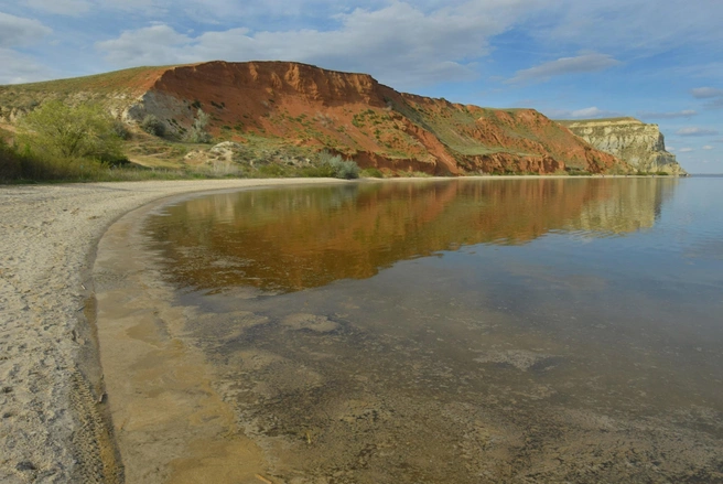Идеально прозрачная вода, которая так и манит окунуться | Источник: Олег Рыбалко