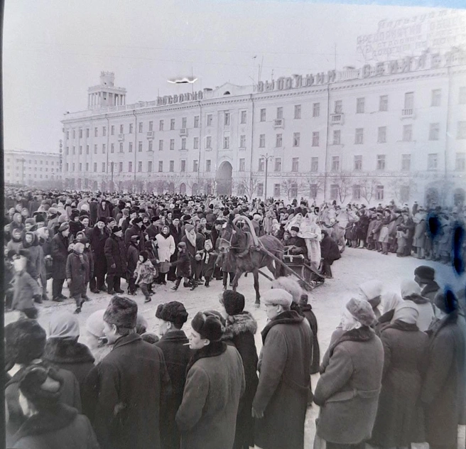 Фотографии, посвященные традиционному февральско-мартовскому празднику с разудалыми богатырями, тройками и коробейниками | Источник: Бродилка по Кургану / Фото С. И. Юдин / Курганский областной краеведческий музей.