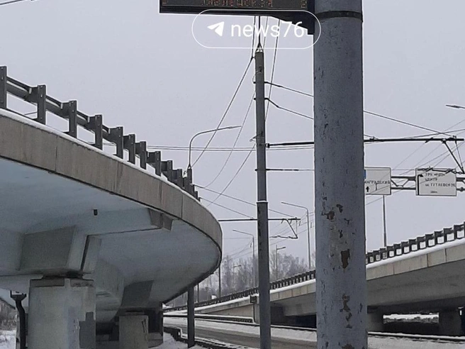 Информационное табло на остановке у ТРЦ «РИО» на Тутаевском шоссе показывало время ожидания для ряда маршрутов от 20 до 30 минут. | Источник: читательница 76.RU Екатерина 