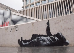 В Лондоне появились две очень трагические и абсолютно одинаковые работы Бэнкси. Одна — таинственная по содержанию, другая — по месторасположению