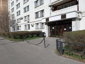 Со стороны здание выглядит как обычная многоэтажка | Источник: «Яндекс Карты»