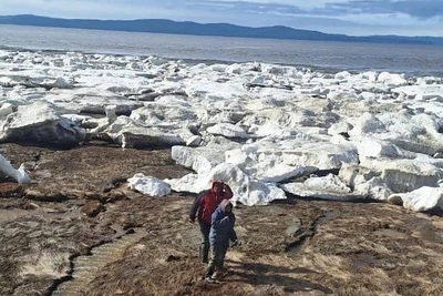 Рыбаки застряли на льдинах после шторма в Охотском море