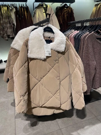 Стеганая куртка прямого кроя с воротником под овчину, Maag, 8&nbsp;999 рублей | Источник: Алёна Золотухина / NGS.RU 