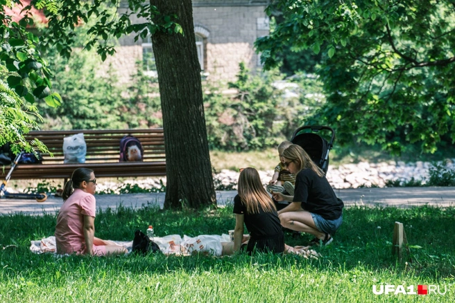 Некоторые устроили себе пикник в парке | Источник: Булат Салихов / UFA1.RU