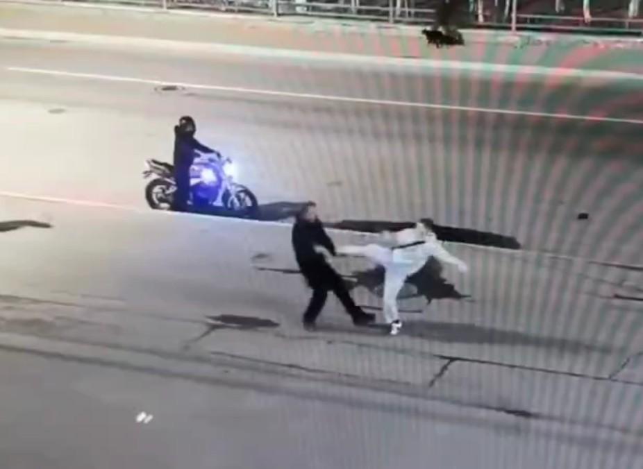 В Мурманске парень избил двух мужчин и выстрелил в них из пневматики — видео