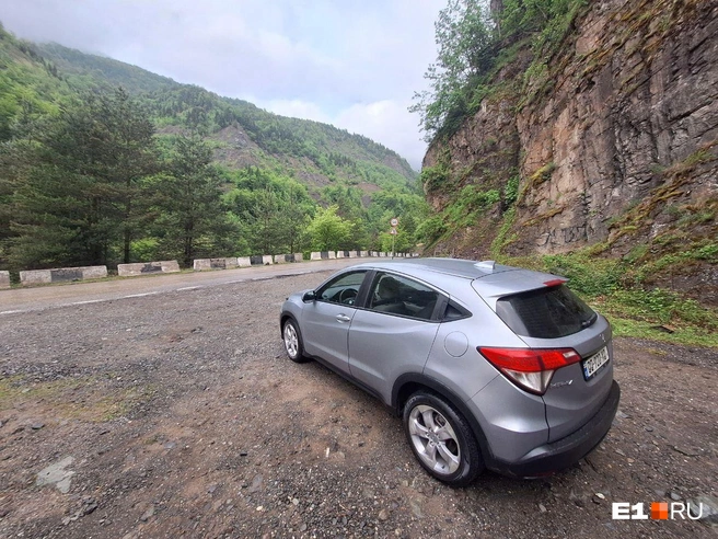 По Грузии мы ездили на Honda HR-V, хотя конкретно для Сванетии лучше брать авто повыше, местные в основном ездят на Mitsubishi Delica | Источник: Юлия Забайлович / E1.RU