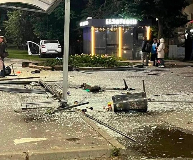 В Чебоксарах легковушка протаранила остановку с людьми. ДТП попало на видео | Источник: соцсети