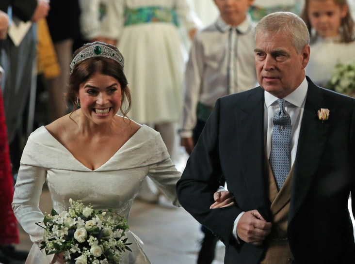 Принц Эндрю ведет младшую дочь к алтарю, 12 октября 2018