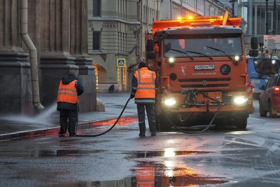 В Петербурге улицы моют водой на фоне новогоднего оформления