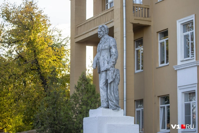 В администрации Волгограда заявили, что демонтируют памятник Калинину | Источник: Константин Завриков / V1.RU