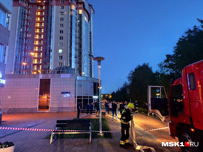 Спасатели продолжают осматривать обломки | Источник: Игорь Мещанев / MSK1.RU