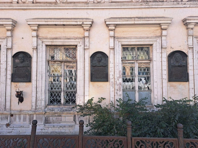 Мемориальные таблички были установлены в год последней реставрации | Источник: Алиса Князева