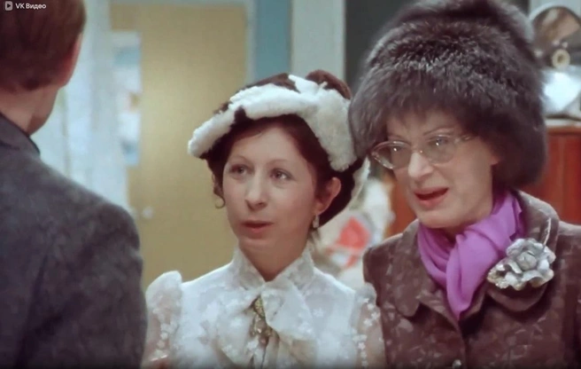 Таня и Валя на самом деле пришли посмотреть на Ипполита | Источник: кадр из фильма «Ирония судьбы, или С легким паром!» (6+), реж. Эльдар Рязанов, киностудия «Мосфильм», 1975 год