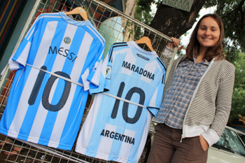 Майки двух футбольных знаменитостей - Диего Марадонны и его преемника Лионеля Месси - очень популярны.