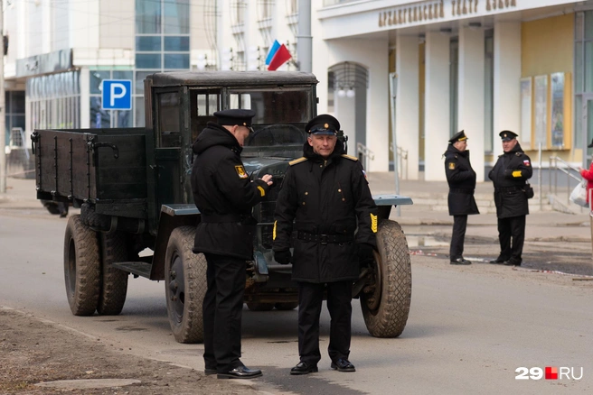 А уже сегодня в городе проходят репетиции парада Победы, из-за этого часть дорог перекрыта | Источник: Иван Митюшёв
