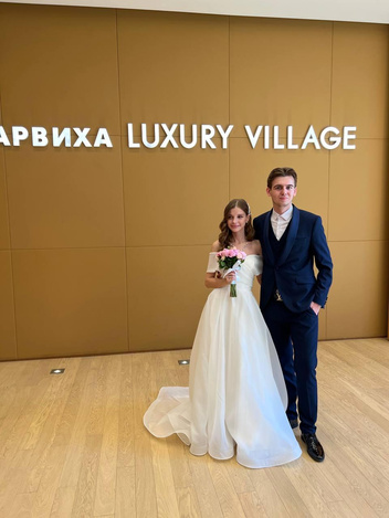 Отсутствие сестры, розовый наряд, долгий перелет: Ирина Агибалова гуляет на свадьбе сына