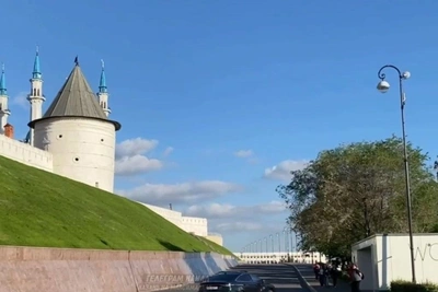 Легковушка едва не сбила прохожих у Казанского Кремля (видео)