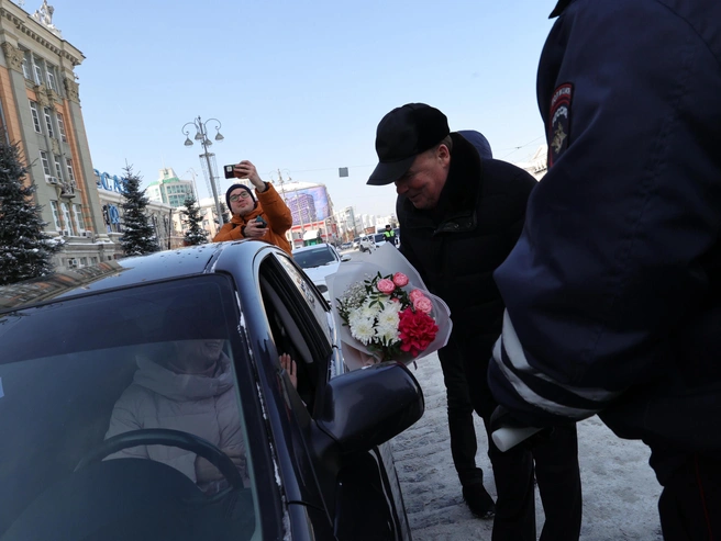 Несколько женщин получили букеты от градоначальника прямо в своих автомобилях. | Источник: Елена Ельцова / E1.RU