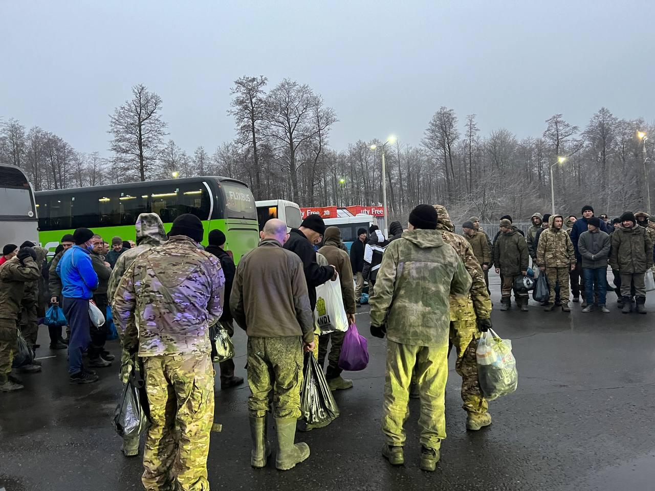 «Вы уже почти дома. Здесь, на белорусской земле»: бойцы из Самарской области вернулись из плена — видео