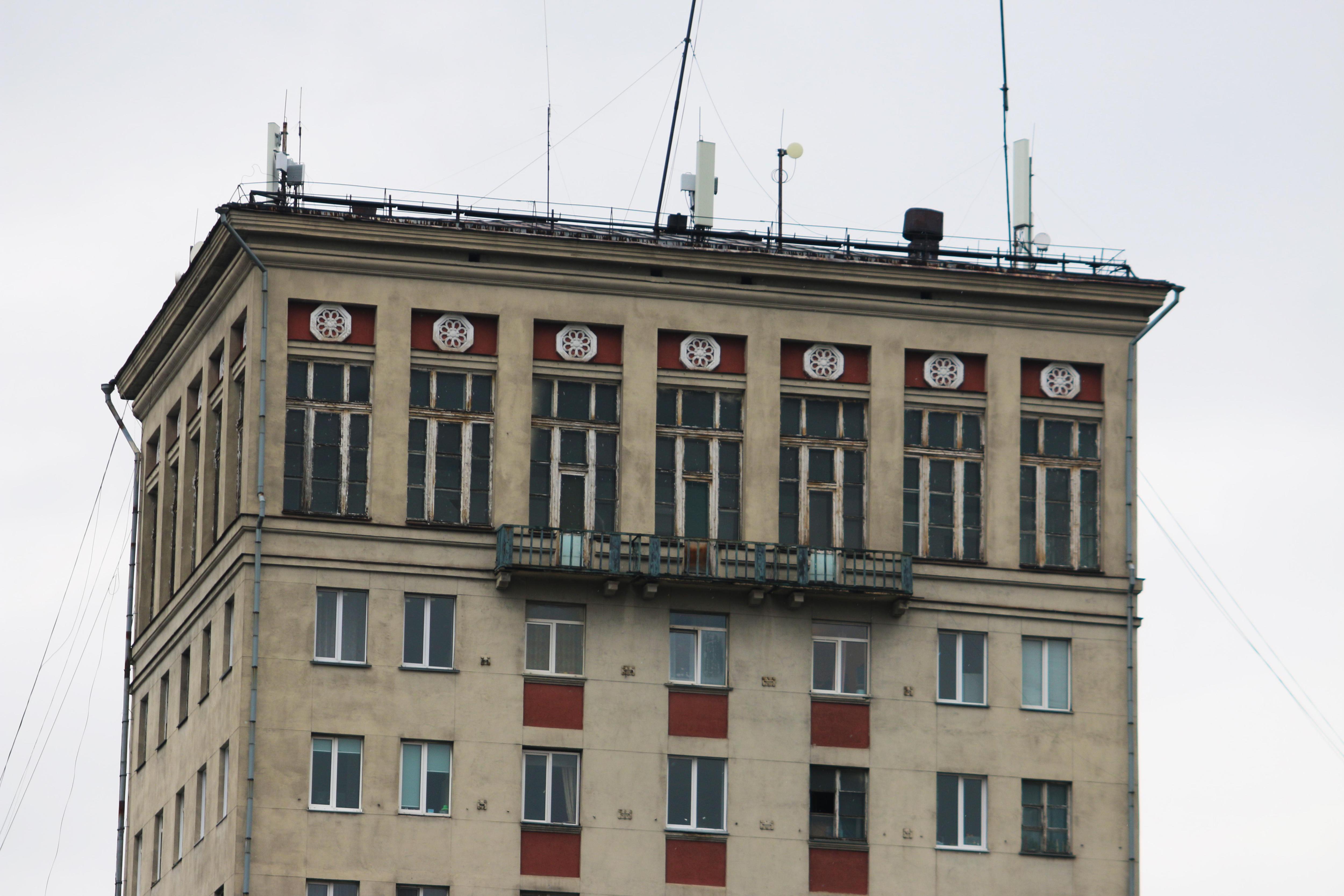 Жители время от времени спорят, стоит ли считать башней выделяющийся корпус знаменитого дома на улице Кирова, 21. А вы как считаете? | Источник: Игорь Епифанцев / NGS42.RU