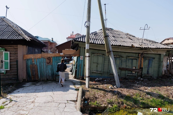 За избушкой находится барахолка. Товар встречает покупателей уже во дворе: там стоят столы, вывешена одежда | Источник: Ирина Шарова / 72.RU