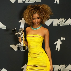 Лучший образ MTV VMA-2024: певица Тайла в платье-спагетти из коллекции Area, которое сшито без единого кусочка ткани