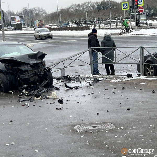 Автомобиль вылетел на тротуар после столкновения на проспекте Луначарского (видео) | Источник: читатель «Фонтанки»