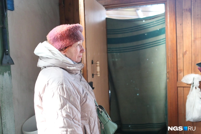 Так люди завешивают двери в дома, чтобы хоть как-то сохранить тепло | Источник: Андрей Бортко / NGS.RU